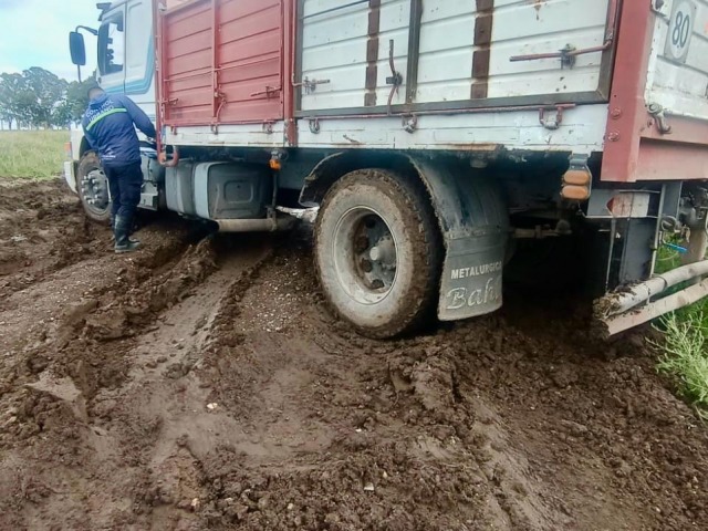 Circulaba por un camino vecinal tras la lluvia y lo infraccionaron